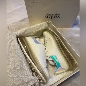 Alexander McQueen oversized transparent sole sneaker 40 white/holographic